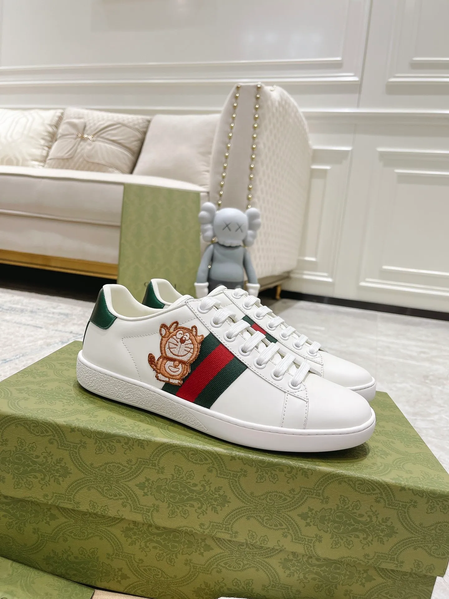👟👟Ex-factory price 440👟👟 Women's shoe factory GUCCi's latest anti-counterfeiting line classic sports lace-up white shoes for couples ☝︎57 layouts of the whole series are shipped with high quality★ Color matching is being updated continuously... 🔥Look for our upgraded version quality, original mold opening ✔️Original last shape ✔ Everything is authentic from the inside out🥊 🍬Material: 🔸The upper is made of Italian cowhide imported from the original factory. The comfort and softness are higher than ordinary cowhide from domestic factories. ➕Full cowhide lining and foot pads. The lining adopts the same lasting method as the original. The midsole is also printed with double G and the insole is also original molded. 3D craftsmanship❗���Different from ordinary products in the market❗️➕The outsole adopts the original high-density one-to-one sole➕⚠️The snakeskin tail is consistent with the authentic color, and the real snakeskin is a small piece➕🗯The embroidered patches are also authentic. After disassembly, each color comparison is accurate before shipment‼ ️ Shoe size: Female 35-40 Male 39-44